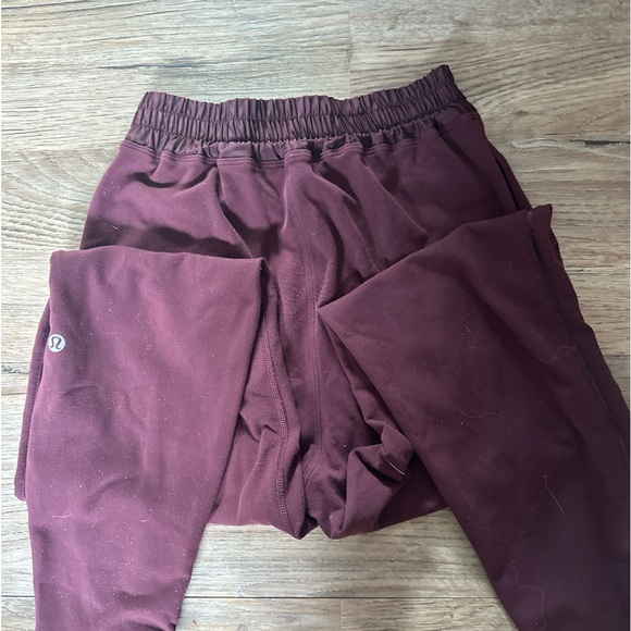 Size 04 Burgundy Lululemon Cargo Leggings - Picture 3 of 3
